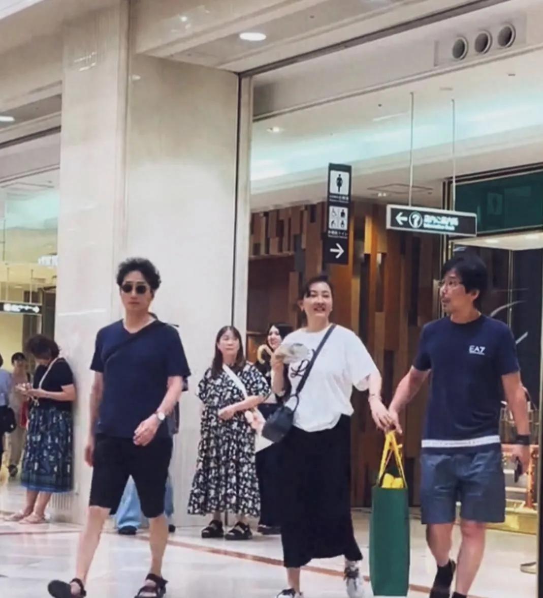 网友偶遇牛莉夫妇在日本街头，夫妇俩同框头一次，老公帅气大叔模样！看俩人情绪高涨，