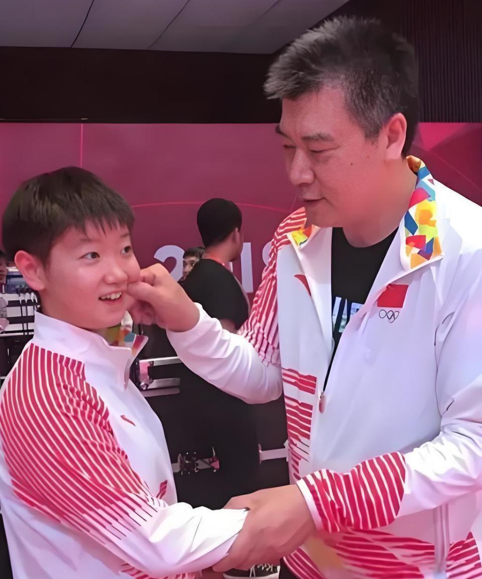 国乒获影响世界华人大奖！李隼代表领奖，并爆料曾罚孙颖莎一万米。当凤凰卫视的聚光