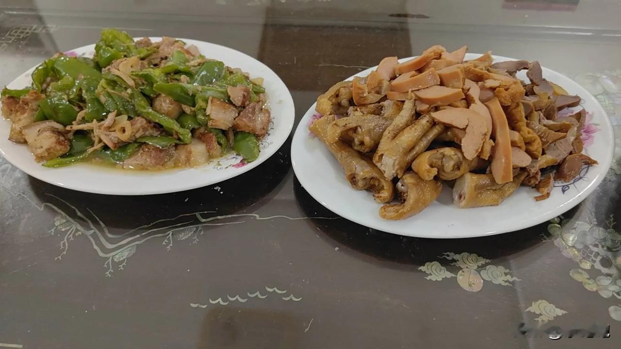 上午8点多去小区里面的超市买了一些肉（排骨、鸡胗、五花肉），回来以后马上焯水，用