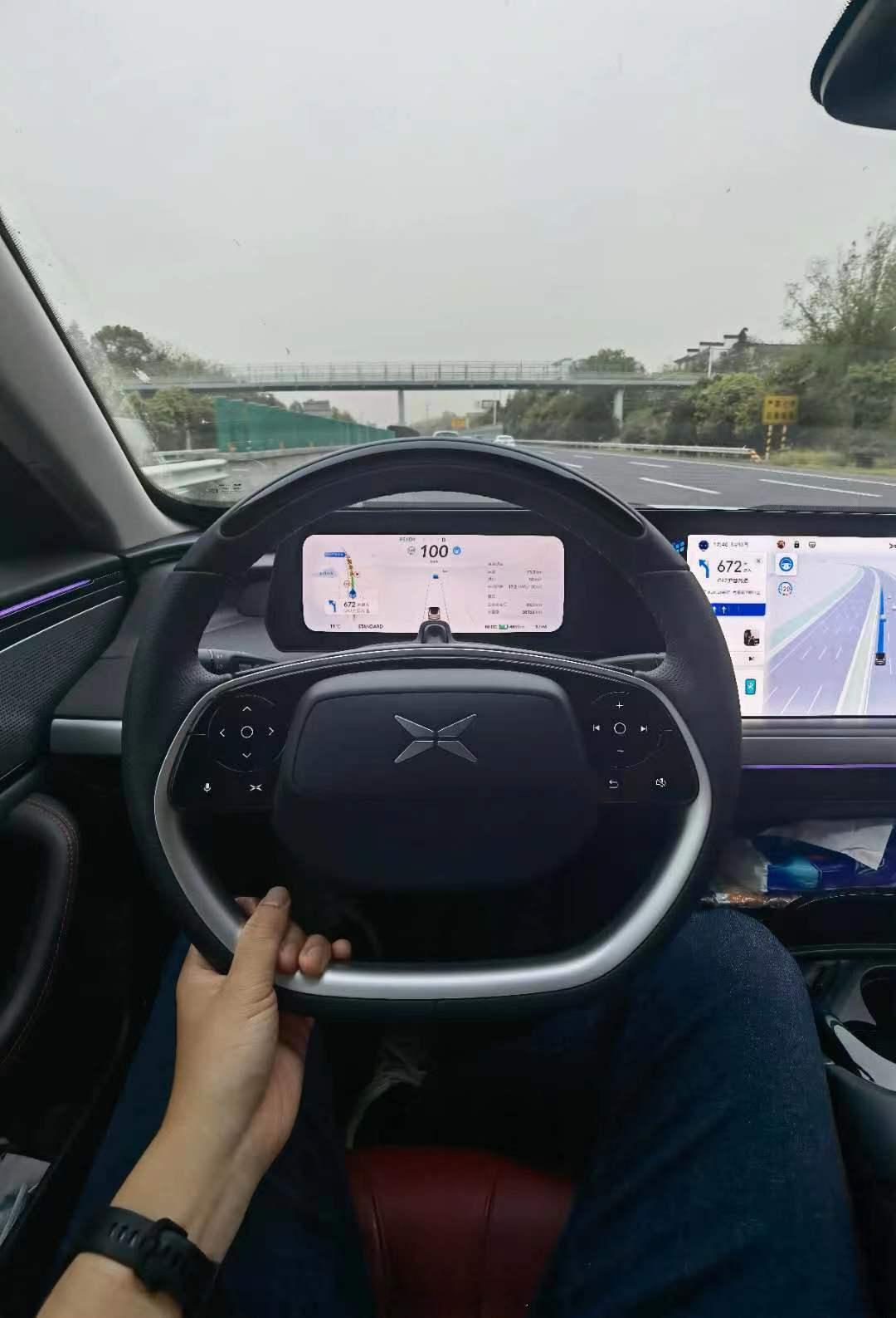 智驾开车脚放哪里真没想到，手放哪里或有争议，脚放哪里还有争议？使用辅助驾驶，