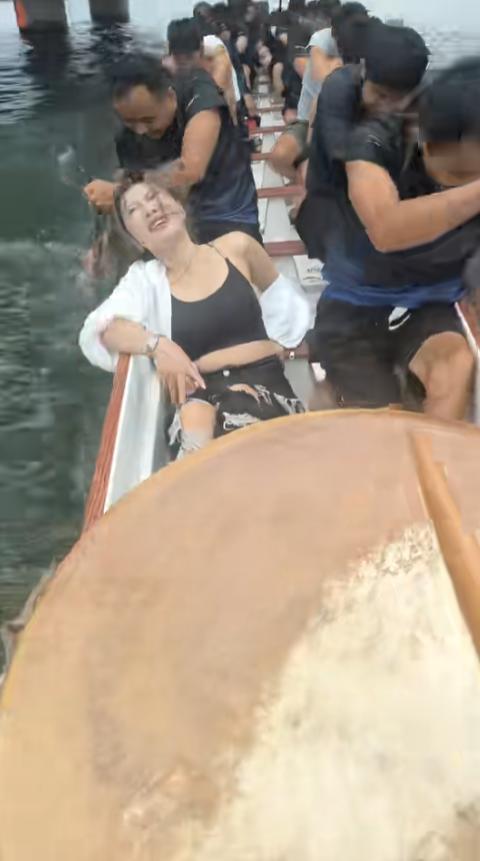 女子划龙舟被颠翻，外衣滑落表情销魂，身份曝光，不少人乱猜是网红拍剧本博热度，还扯