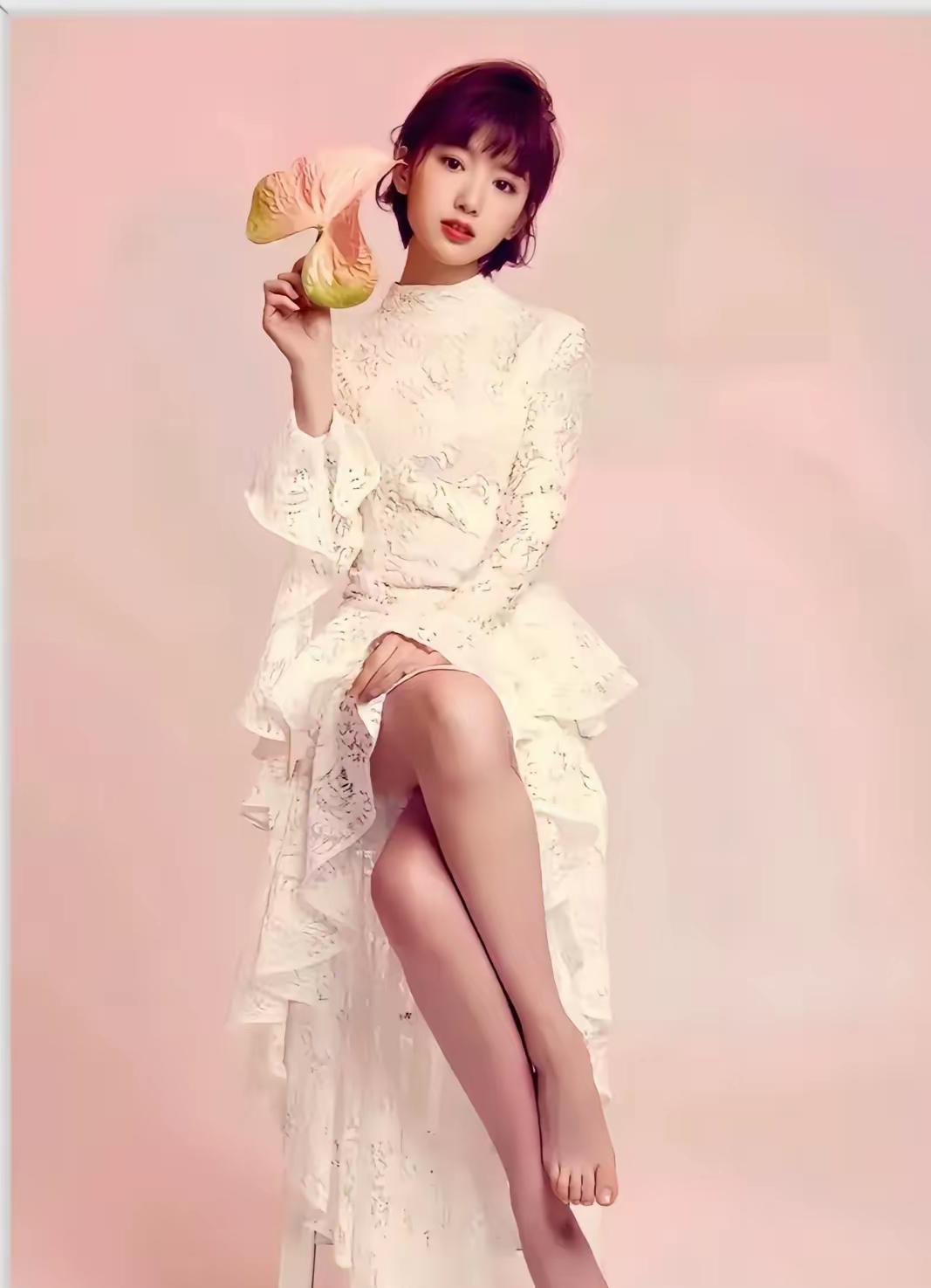 毛晓彤，163cm，精致小女人，从头到脚透露着精致，特别是那双小脚丫，你们看看是