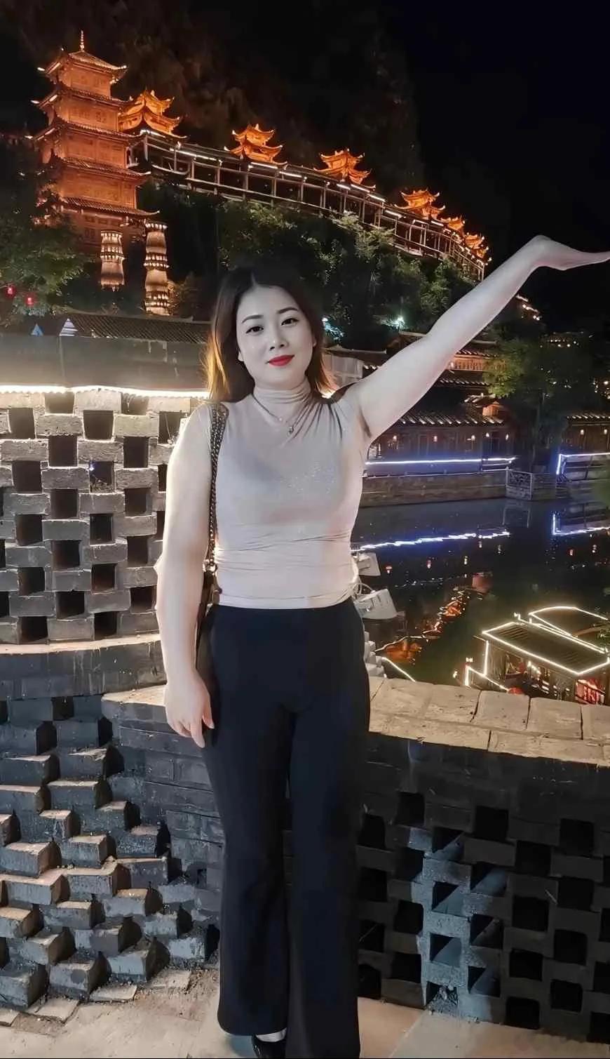 少妇超甜305微胖是最好的身材活在这珍贵的人间，人类和植物一样幸福，爱情和雨水