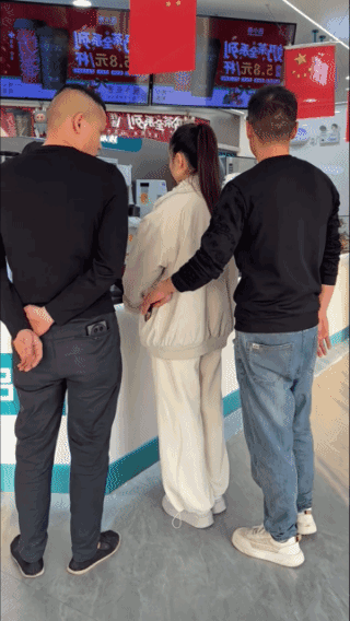 手机被骗走，原来她俩是一伙的，好人真不能当啊，