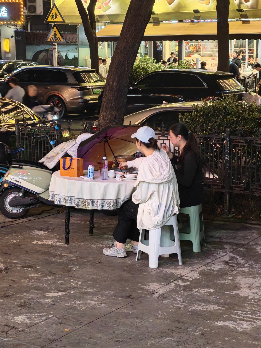 武汉暴雨该说不说还是武汉人敢为人先吃饭吃着下雨了直接打把伞菜不淋到雨就可以大歌碎