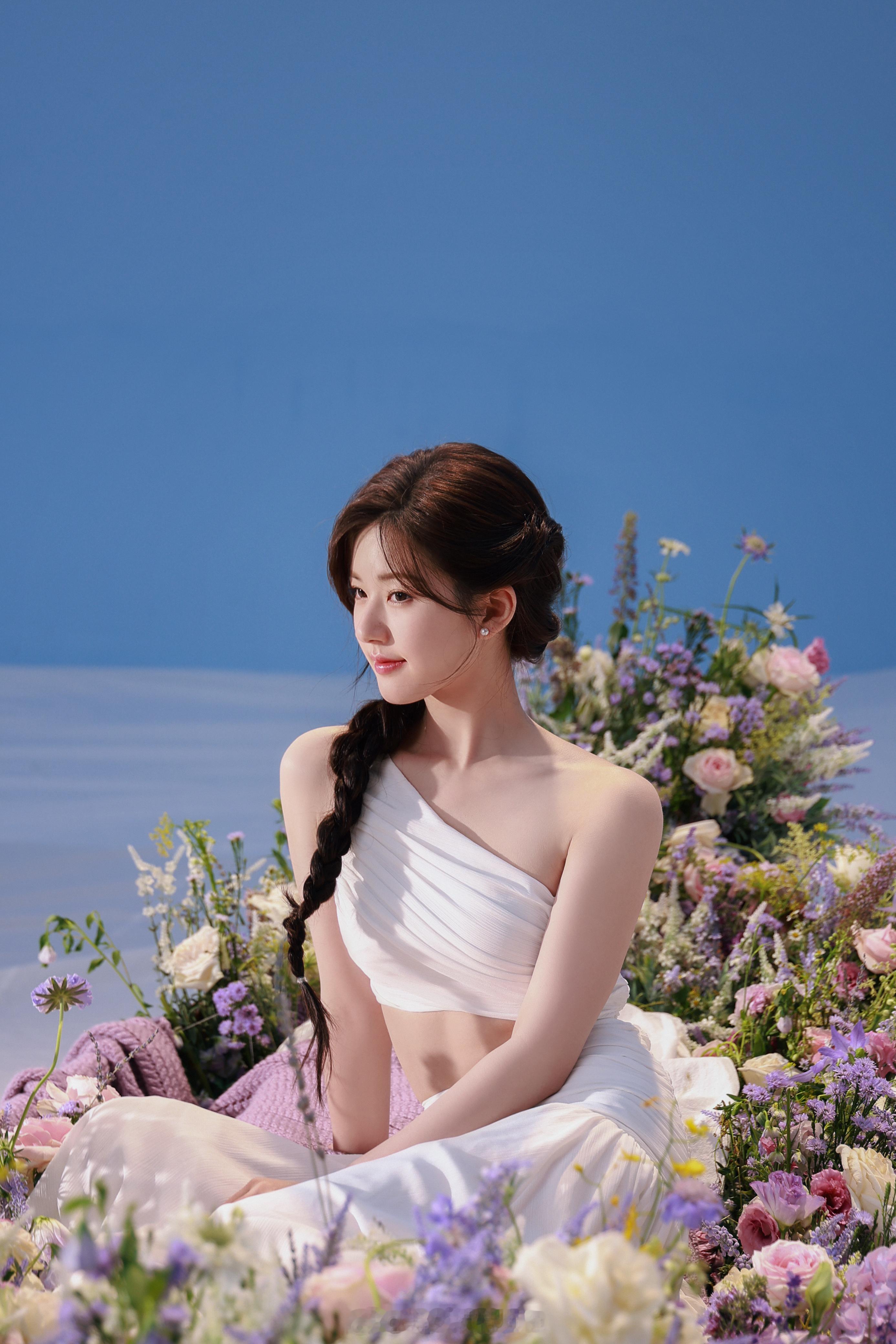 赵露思白裙甜美写真