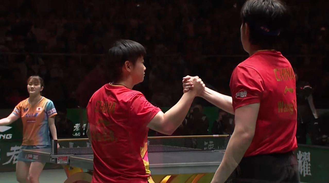 笑死我了，莎头的手紧紧握在一起庆祝，大藤沙月露出了羡慕的目光。日本队混双很