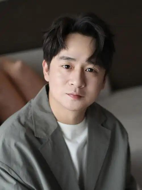 演员黄澄澄说：“我在三十岁的时候，有天下班回家，在门口遇到了房东，他告诉我，房租