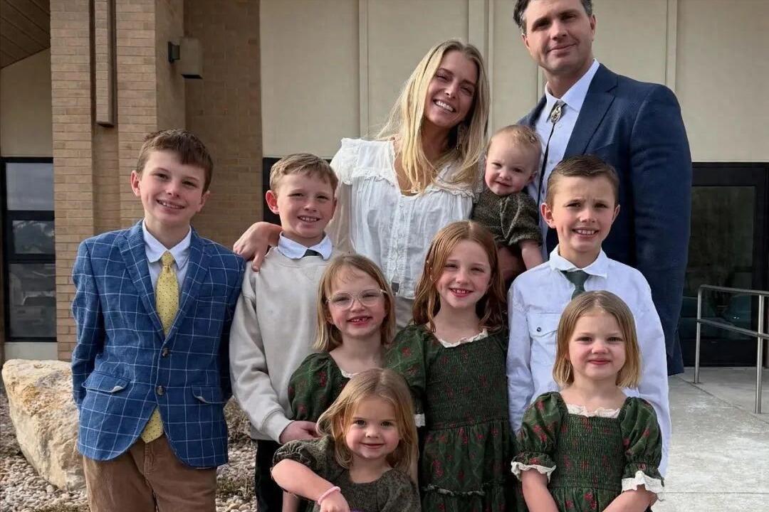 【35岁生9胎，芭蕾女神变农场宝妈，网友：是幸福还是枷锁？】前脚说带娃累到卧床