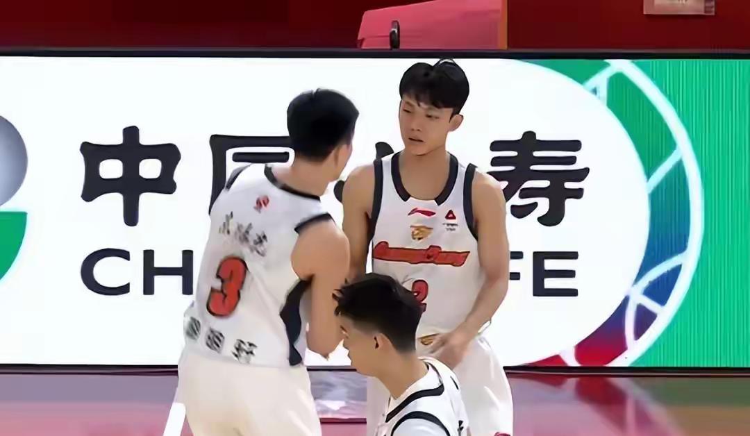 双大外萨林杰和拉科压制篮下，徐昕被打回原形，G1打完那阵子，胡明轩和萨林杰没少被