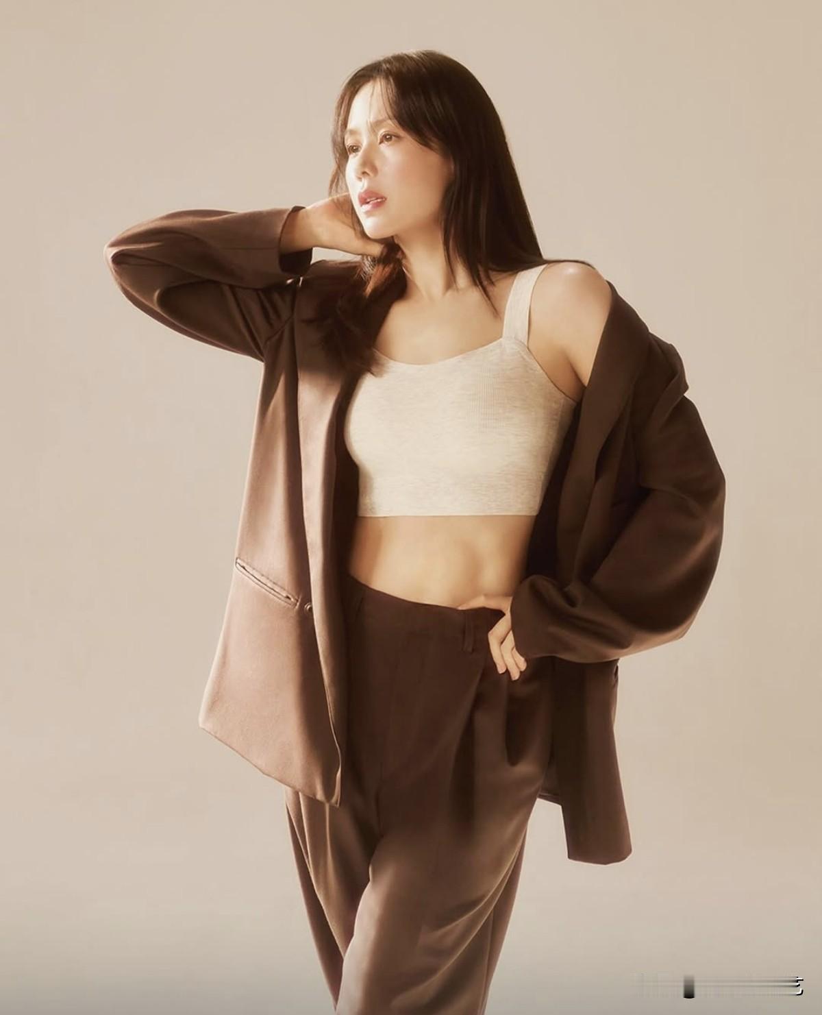 14日，演员孙艺珍通过Instagram上上传了多张照片。公开的照片中，孙艺珍对