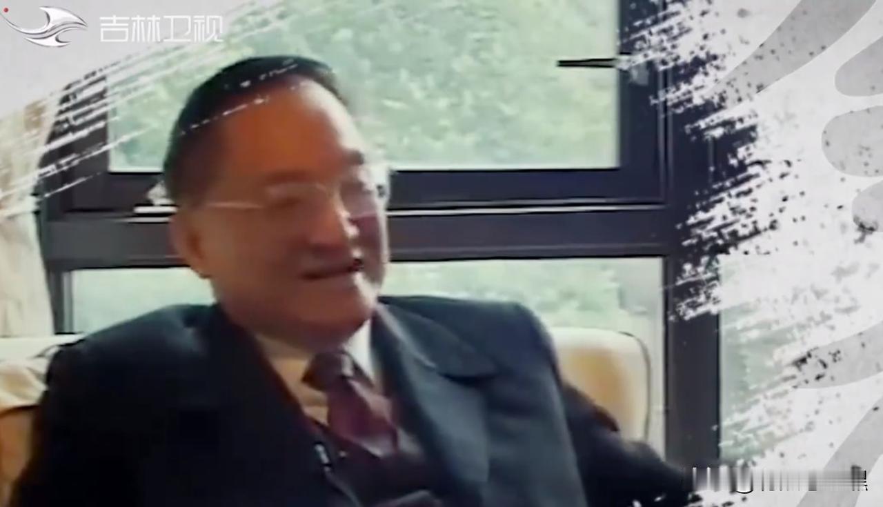 就是个段子。2004年金庸去陕西，大领导设宴款待金庸，同时好几个作家陪席。金