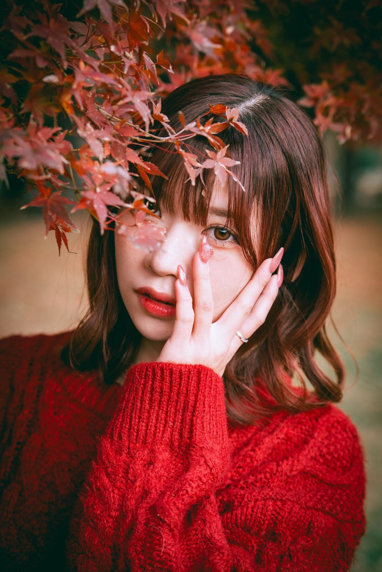 红叶遮面，秋意浓