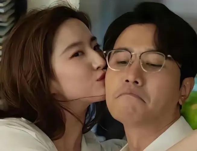 一个家庭旺不旺，就看夫妻俩咋样！老话真没说错老公疼老婆，家有好气场，