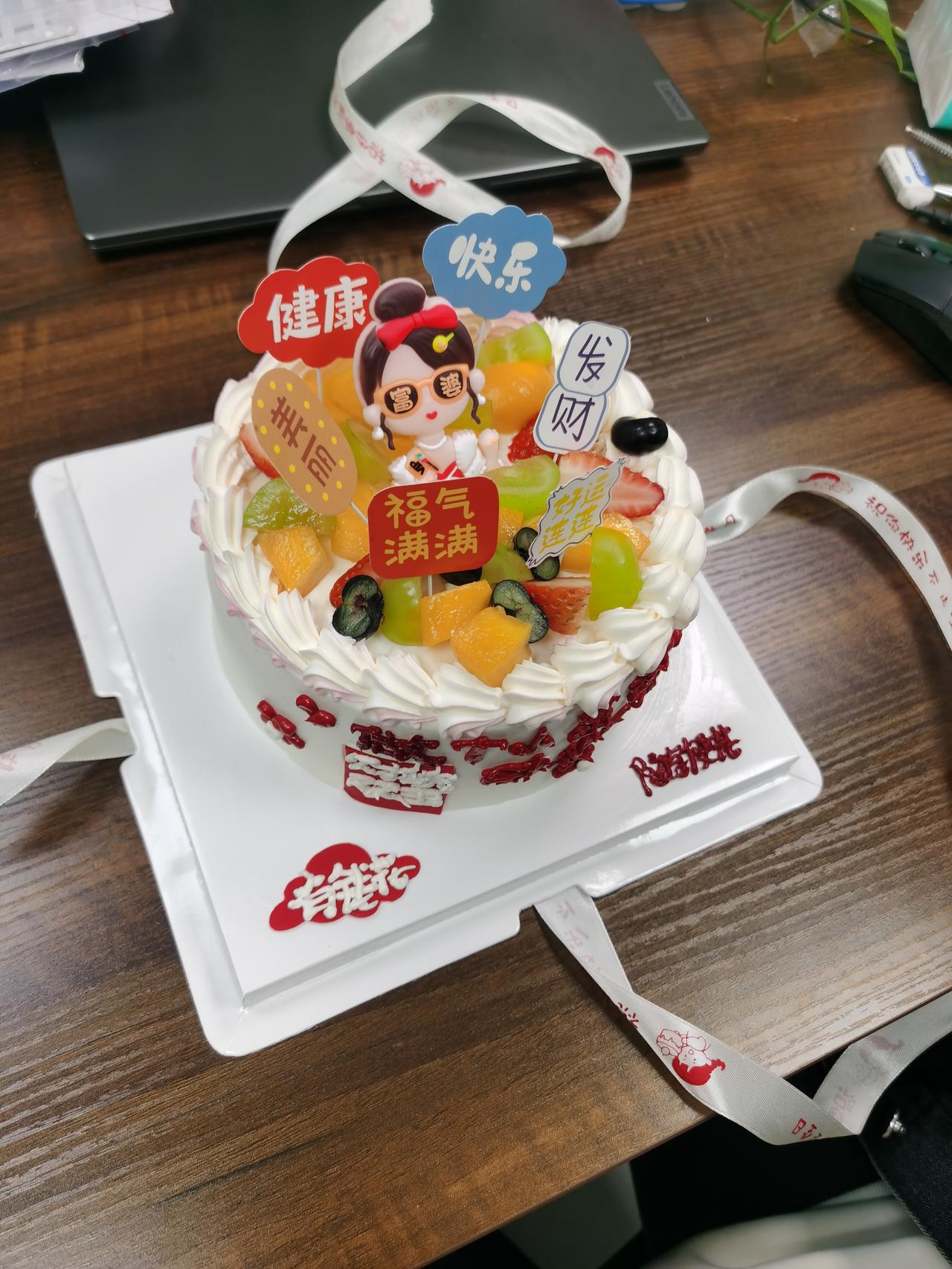 第一次听说“晕碳水”，今天我办公室姐妹过生日，同事给她订了个蛋糕，天呐，我吃