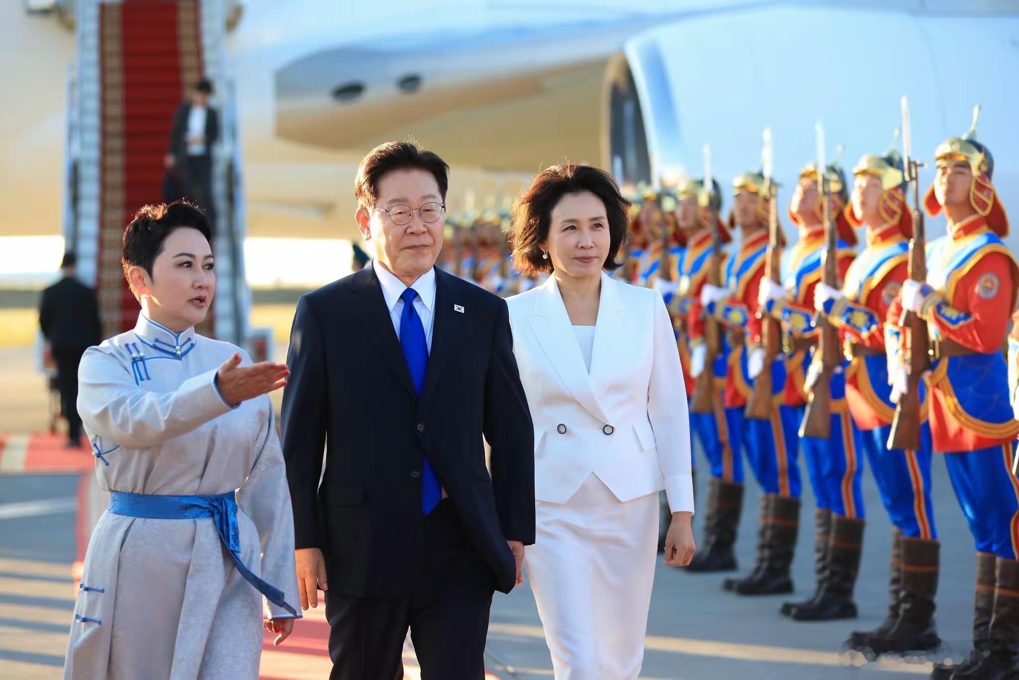 李在明夫妇访问蒙古国，说要携手进入两国关系黄金时代。