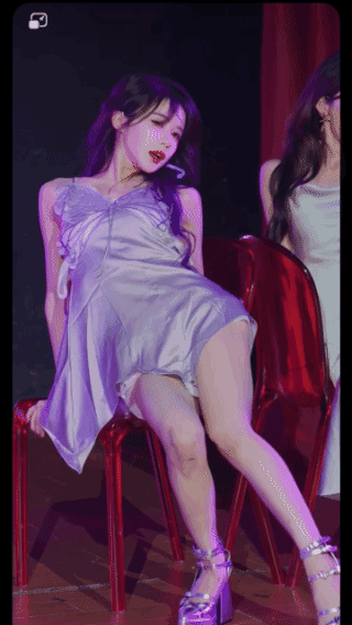 慵懒韵律，收放自如！细腻的神态与肢体，把每一个舞台瞬间都揉成了动人的画面