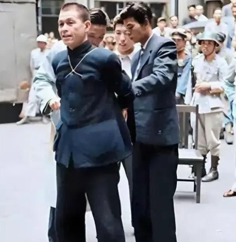 这是红15军军长陈治平被枪决的留影，这并非演员扮演的，而是货真价实的历史珍品，容