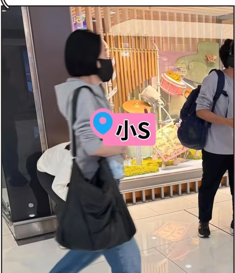 小S一家香港机场被偶遇，两个女儿气质出众，小S搂着许雅钧很甜蜜