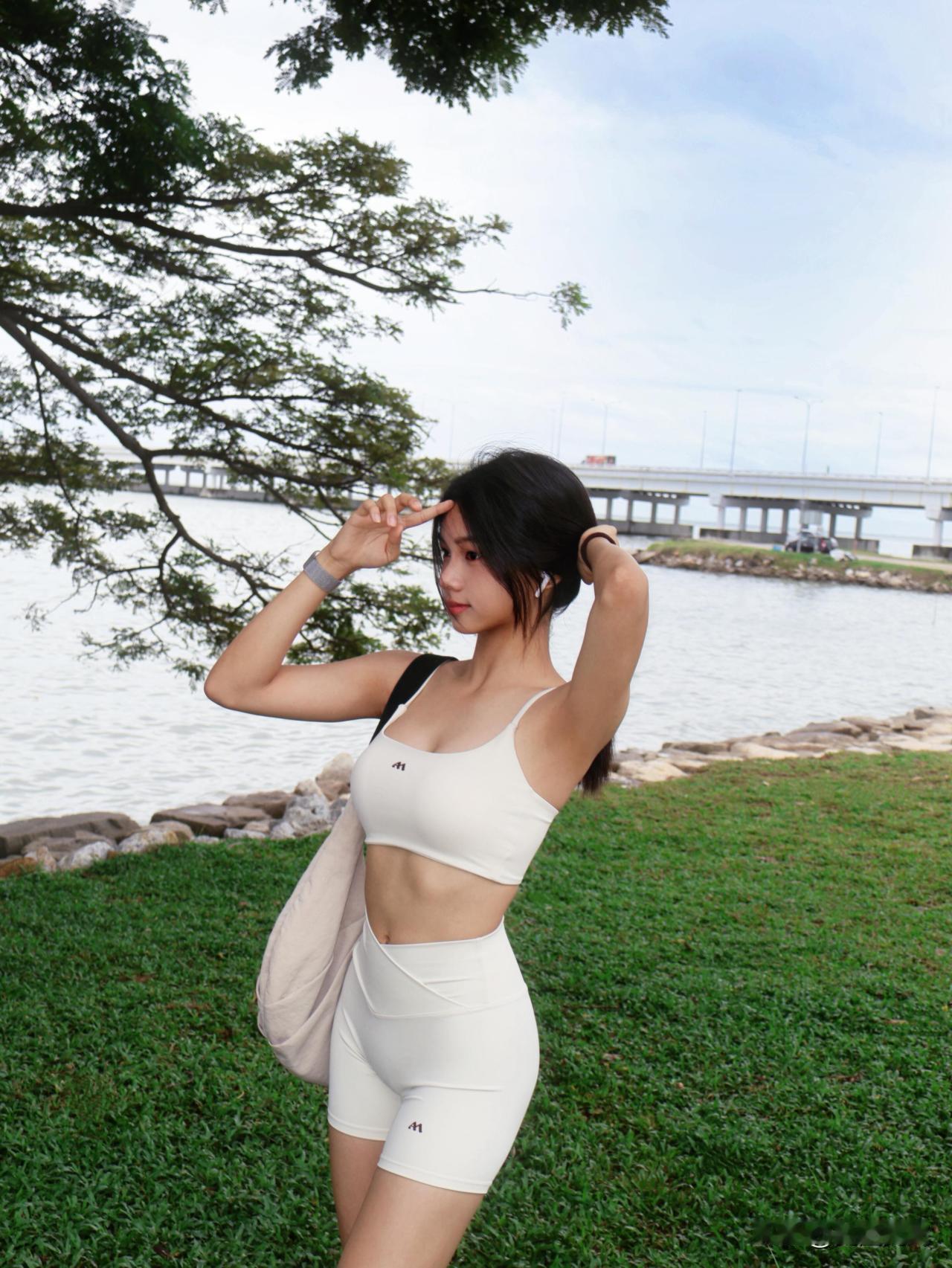 夏日运动少女，海边轻奢穿搭，清新自然，活力满满！🌞🏖️💃