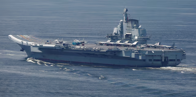 辽宁舰突破防线！首次撕开第二岛链，美国和日本的惊恐已经掩饰不住！外界注意到，解