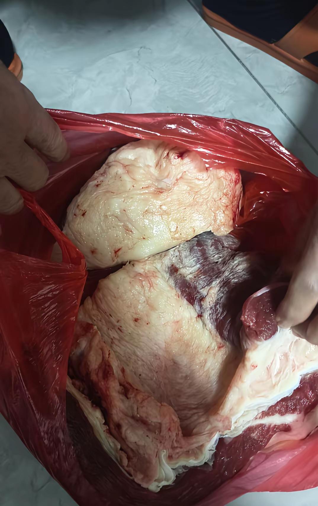 单位说好了，每人200元红包，又临时变卦，每人发价值200元的牛肉，打开