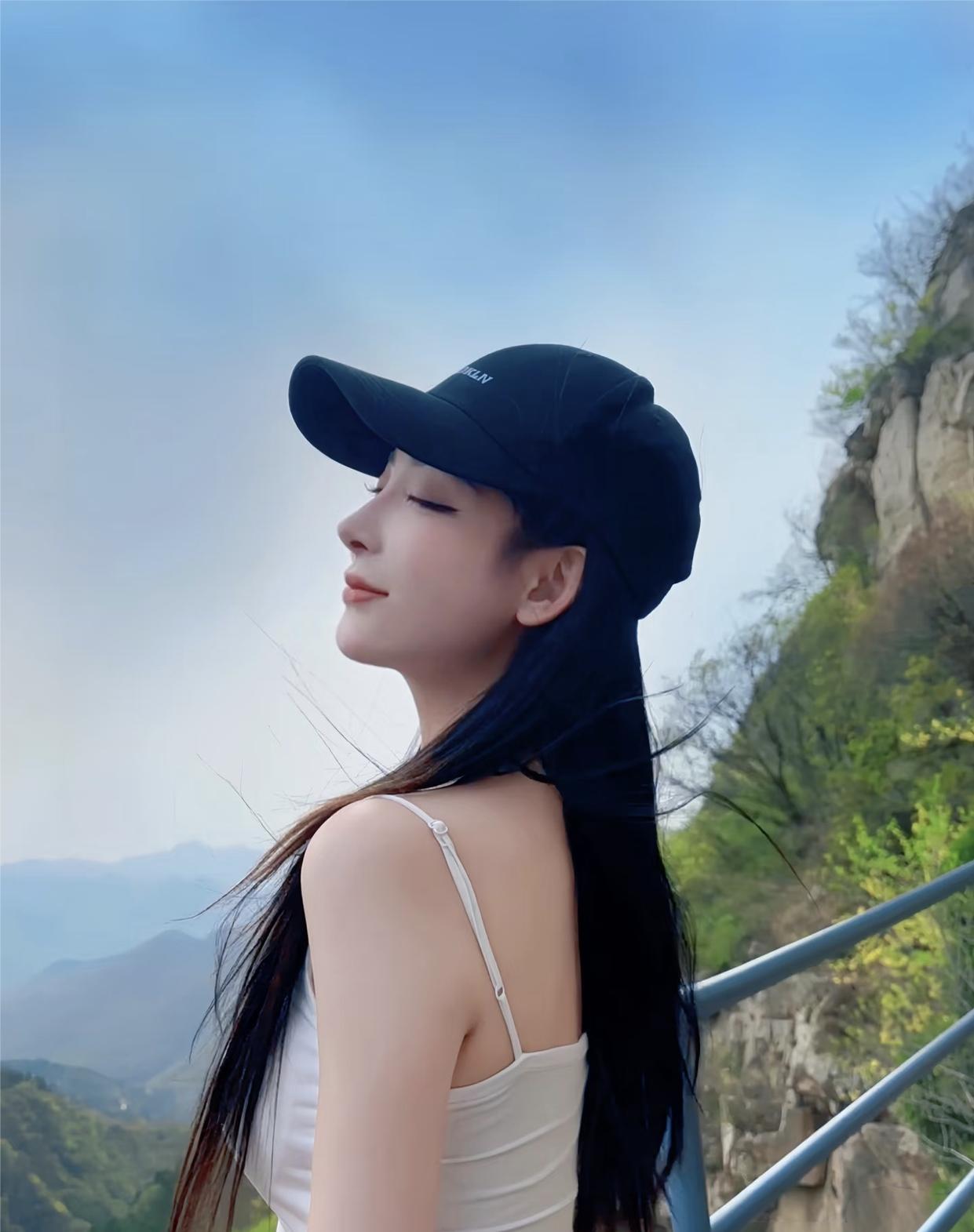 美图欣赏，看图写诗，情感解读《云栖晴峦》七言绝句：晴峰凝翠入云悠，