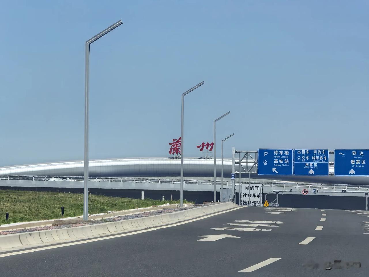 兰州的中川机场，距离市区大概60公里左右，打车需要一个多小时，150元左右的费用