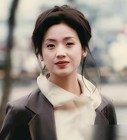 别再吹吴倩莲活得通透了。我告诉你，她从头到尾就是个“逃兵”，一个策划了半辈子的完