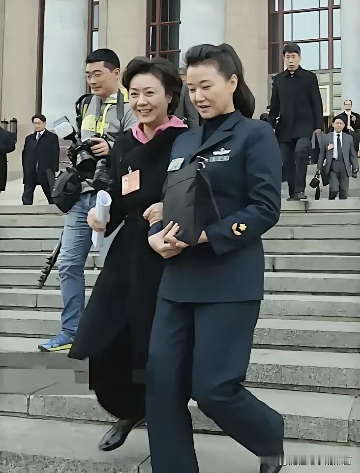 两位美女参加完会议一起走出来，样子迷人又大方，各有各的不同美。这是属于素颜美女，