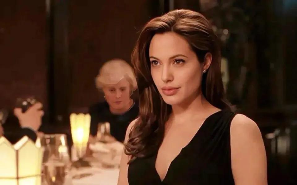 朱莉访乌，保镖被征兵部门带走这事儿可太有戏剧性了。据外媒报道，朱莉以联合国儿童基