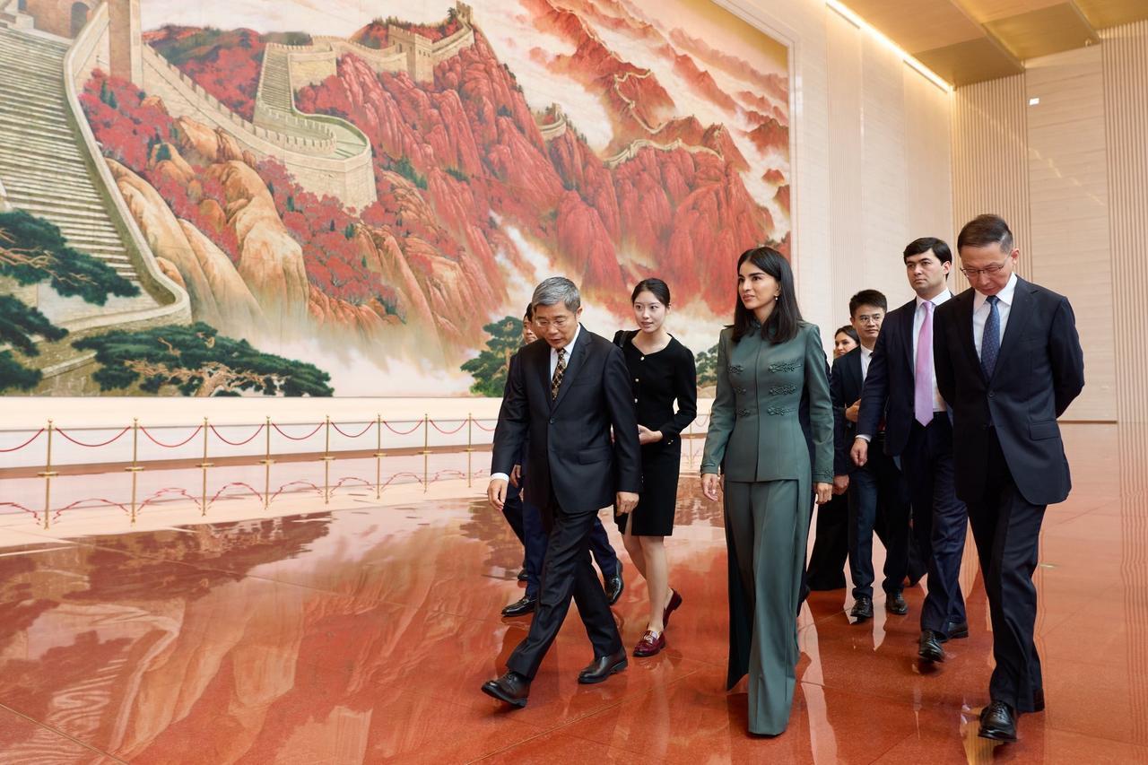 乌兹别克斯坦总统办公厅主任米尔济约耶娃8月26日发文，在访华期间，参观了中国共产