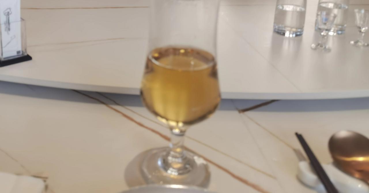 昨天有同学的父亲过生日，我们几家在深圳过年的同学都去祝寿。有一位从广州过来的