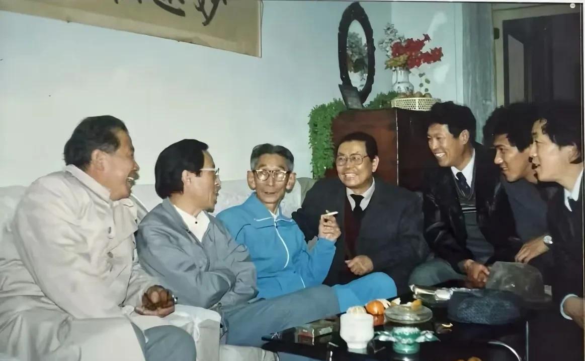 刚刚刷到常宝丰先生发的一条抖音，里面是两张老照片，下面这张照片，是其中的一张。
