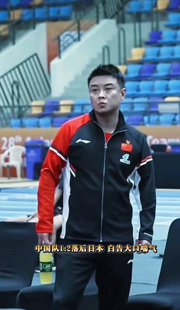 石宇奇那口气，不是累出来的，是憋出来的。第二局10比14，他叉着腰喘得像台快报