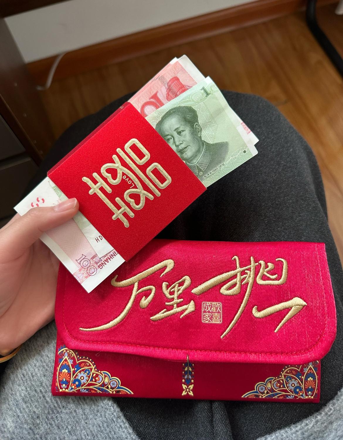 女儿第一次见男方家长，拿到沉甸甸的改口红包，回家拆出一万块，里面却夹着1块钱，全