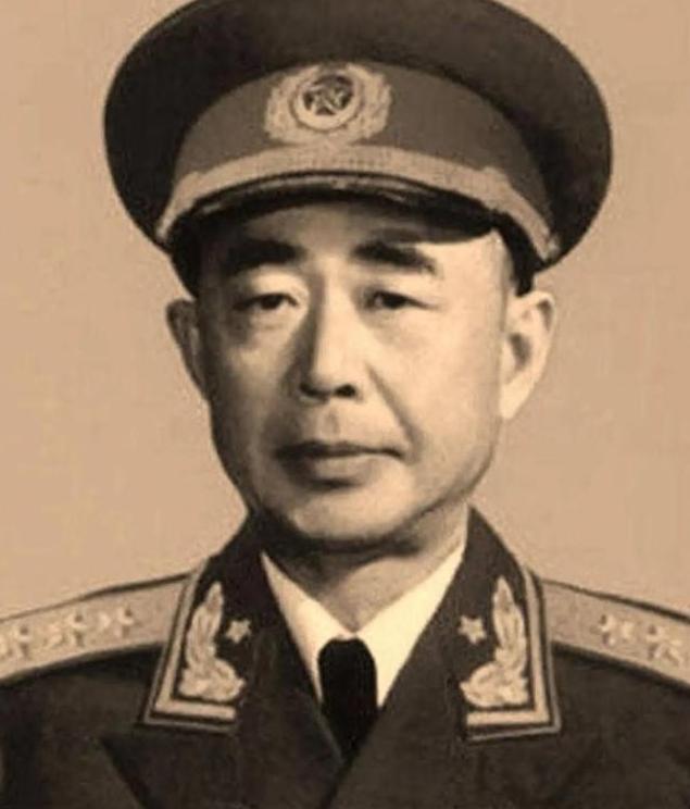 1959年4月，北京第二届全国人大会议上，开国上将陈明仁竟违规携带刻有“蒋中正赠