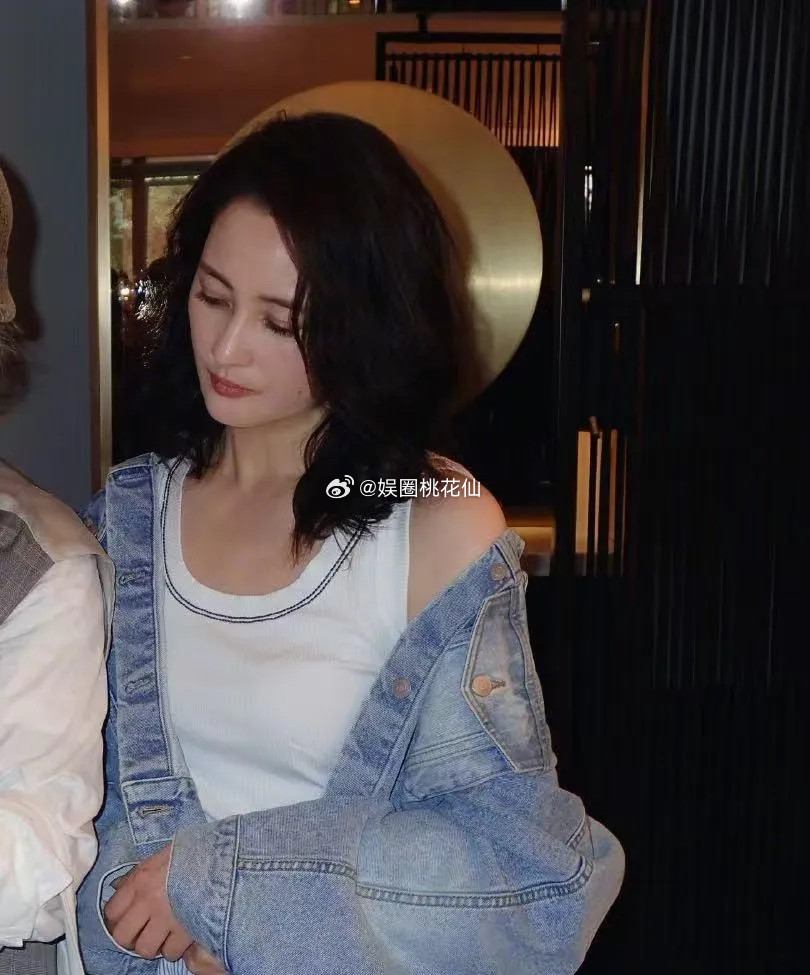 蒋勤勤中年穿搭超绝！牛仔外套利落有型，白背心清爽简约，半身裙优雅灵动，三件叠穿时