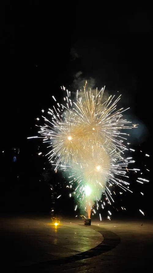 最近山西烟花能不能放的消息特别火，山西已经把以前全省一刀切的“最严禁放令”废掉了