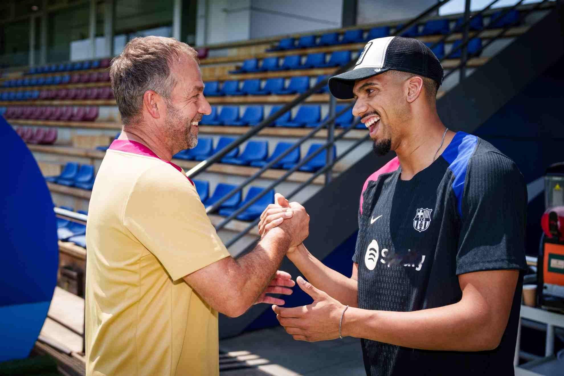 世体：更衣室全力支持阿拉乌霍。周四阿劳霍重返训练场，在伦敦犯错后，他得到了队友们