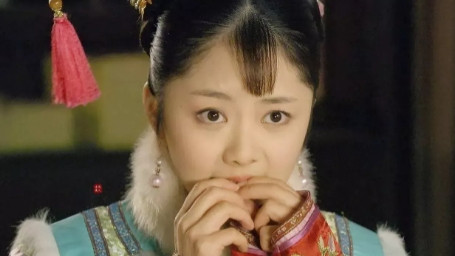 2010年，《甄嬛传》招募演员时，谭松韵过去试戏，导演觉得她长相还不错，可以试一