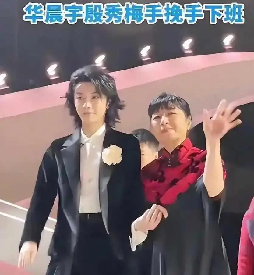 最近网上刷屏的一段视频，让人一看就乐了：70岁的殷秀梅老师和36岁的华晨宇在《声