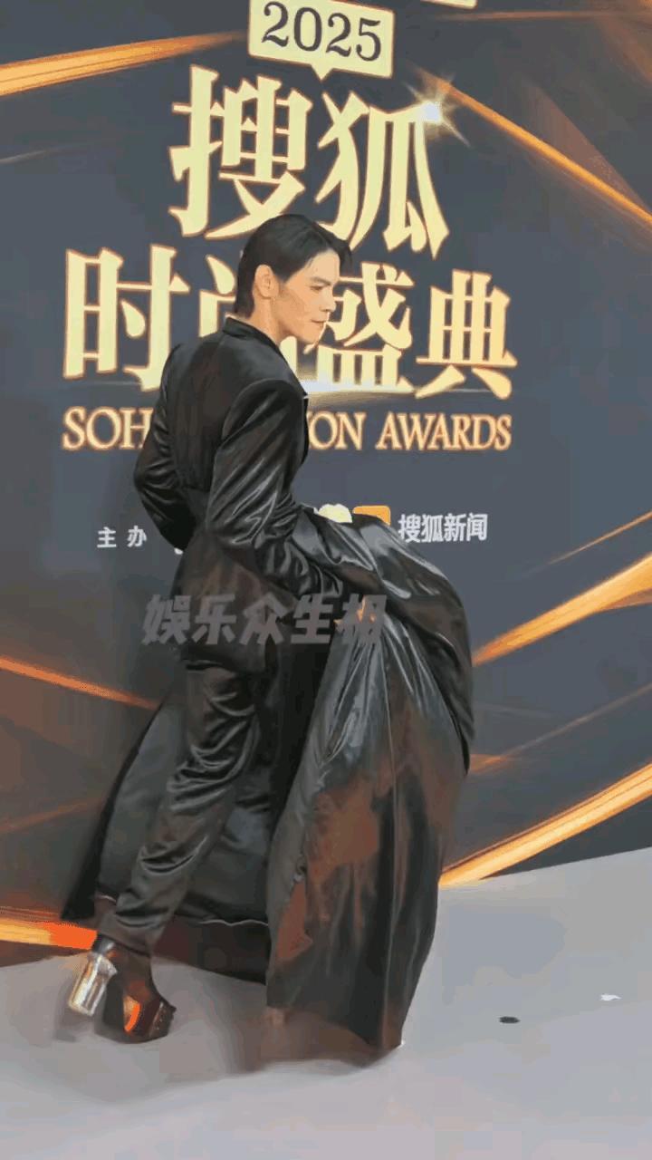 向佐又发魔怔了，他又出来搞笑了。你别说这身穿搭虽然怪点，倒是挺好看的，当作行为艺