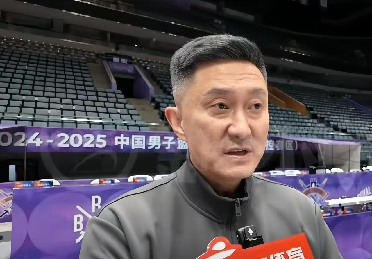 广东男篮寻找备用外援！在赛前采访时，杜锋透露萨姆纳膝盖受伤，至少得休息2周左右