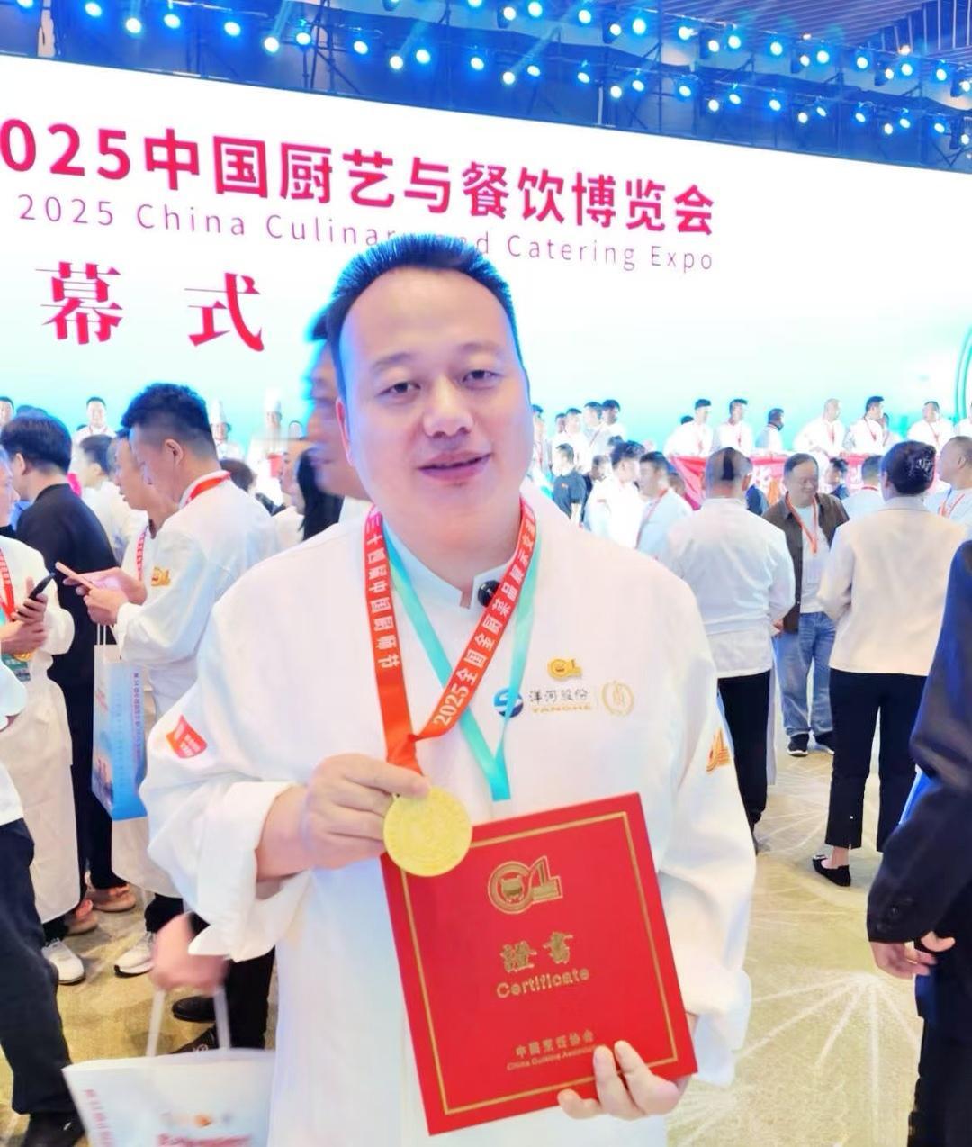 彭真：致力于升维衡东土菜文化文中国湘菜文化大师邓杰近十多年来，彭真作为衡