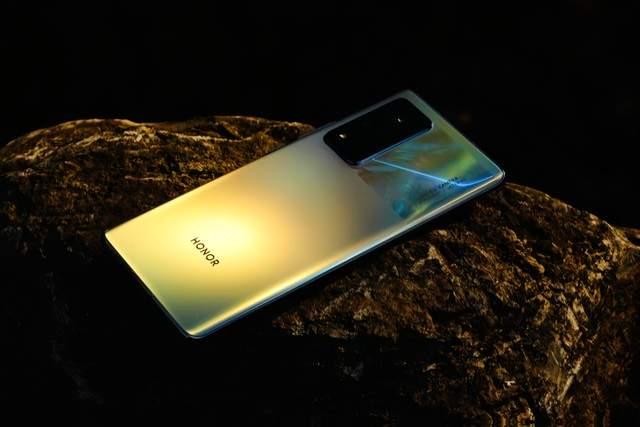 荣耀X70闪亮登场,这简直就是当今时代的“数字化防空洞”啊!先说说它的续航