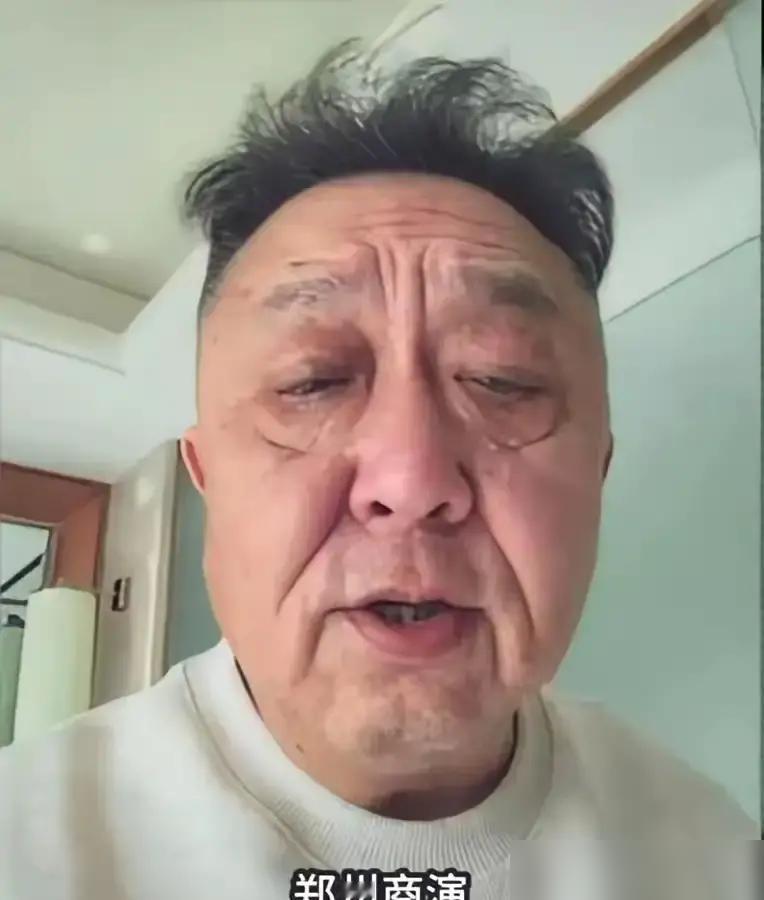 于谦和景岗山被网友拍到近照，俩人脸垮得厉害，57岁59岁被当成70多。​原因