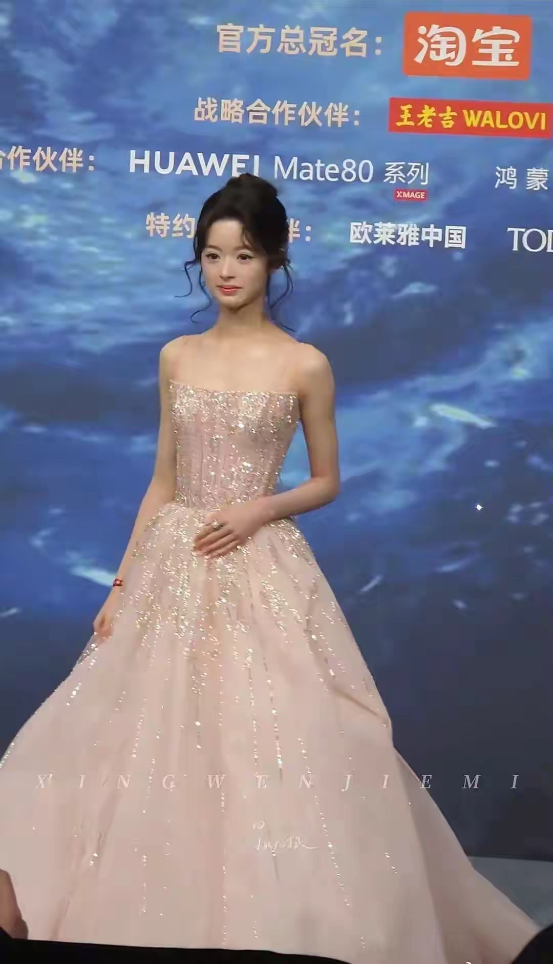 黄杨细甜这次连耳环都摘了，项链也没戴，整个人清爽不少。