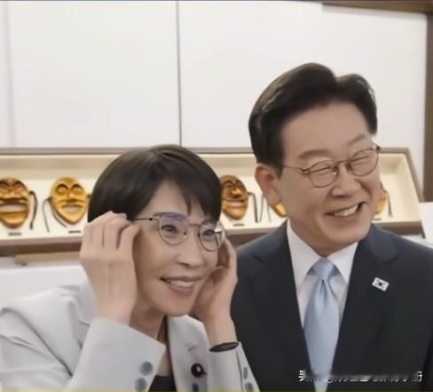 高市早苗当韩国第一夫人是空气？！高市早苗访问韩国高调的无法无天，李在明戴新眼镜