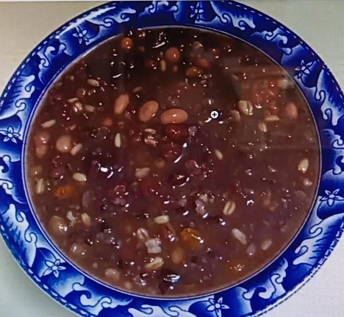 秋冬天气干燥易上火，加上元旦大吃大喝，肠胃不好的人很容易便秘。这时候只喝水可不够